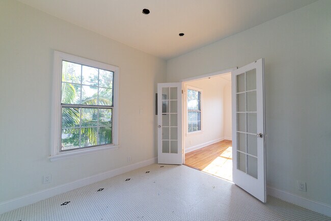 Building Photo - 1451 Ridgeley Dr