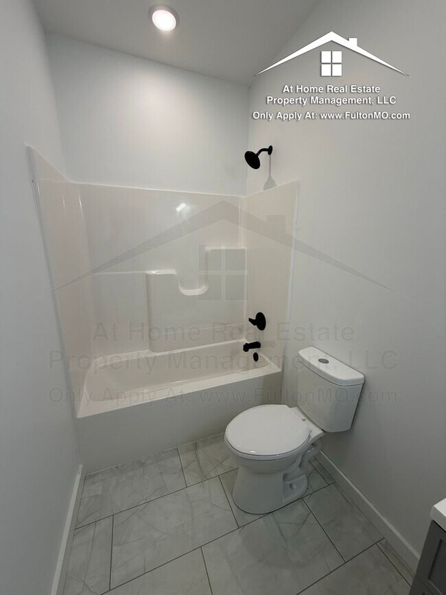 Building Photo - 508 E 8th St