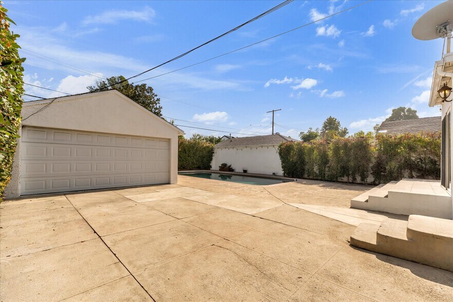 Garage & Backyard - 4710 Cartwright Ave