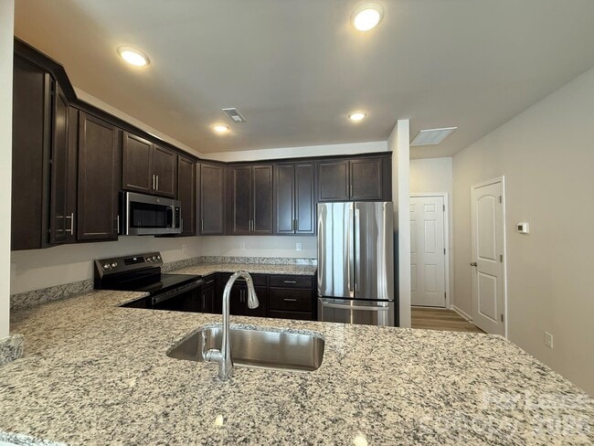 Building Photo - 1111 Bartholdi Dr