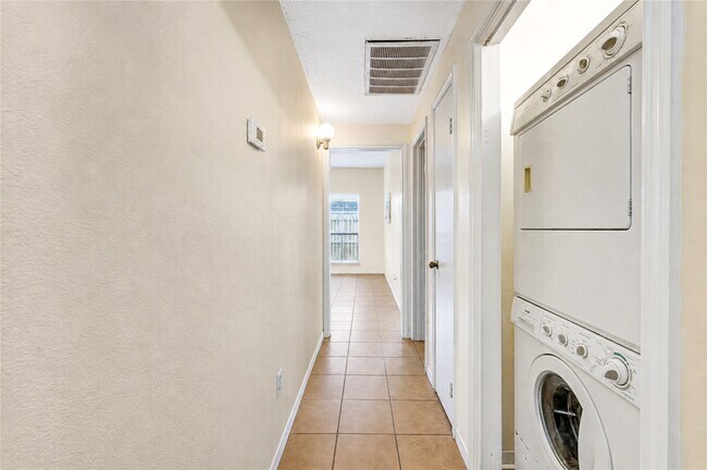 Building Photo - 3741 Thistlemont Dr