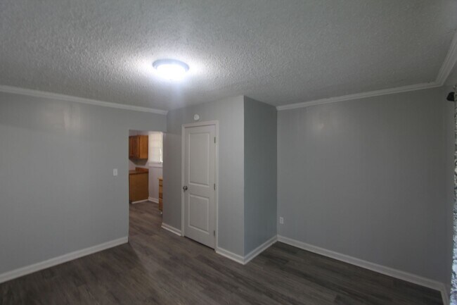 Building Photo - New On The Market!  Fresh Updates!!