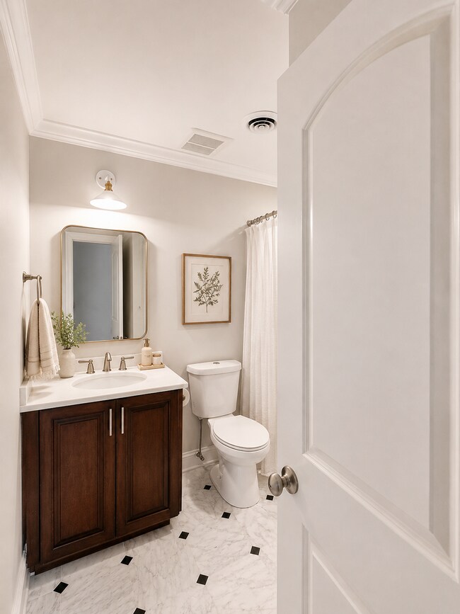 Building Photo - Downtown Town House - Steps to the Battery, Colonial Lake and King Street!