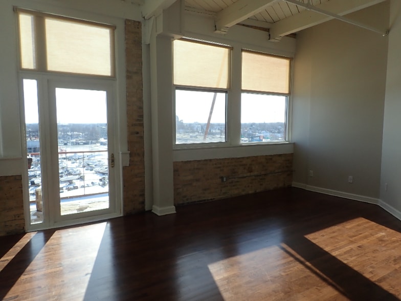 Building Photo - 215 W Maple St