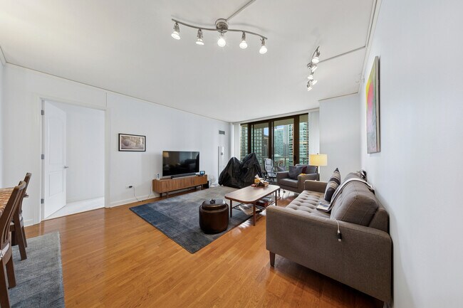 Building Photo - 420 E Waterside Dr