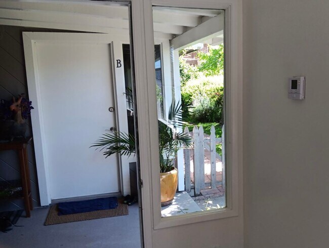 Building Photo - 2 bed 2 bath ocean view Stand alone bungalow by the beach