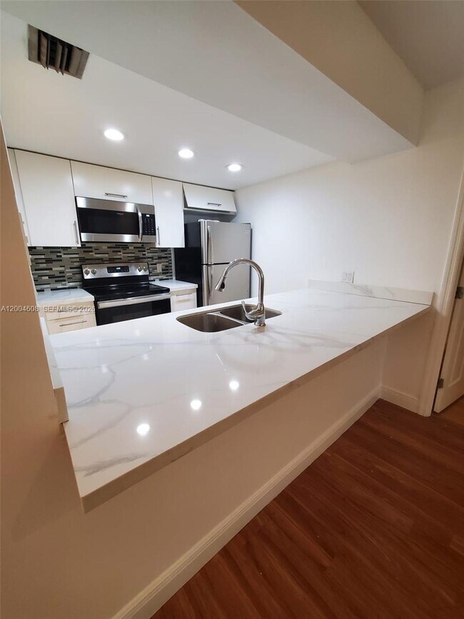 Building Photo - 8100 Geneva Ct