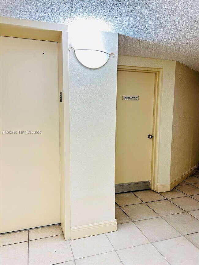 Building Photo - 800 Parkview Dr