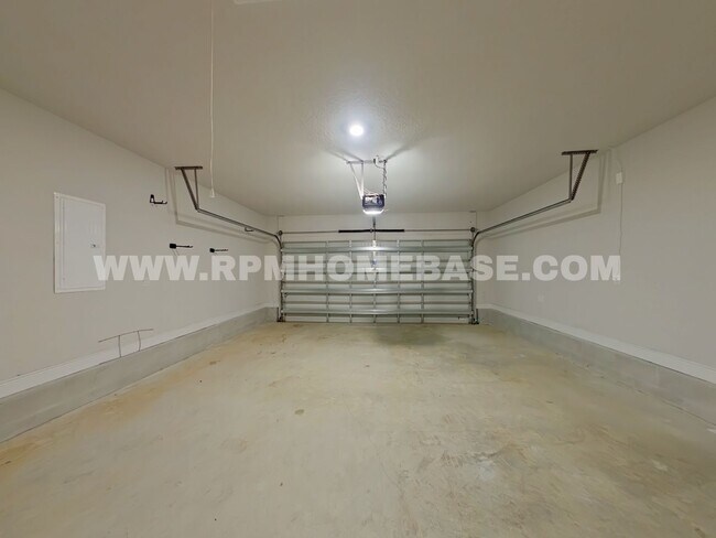 Building Photo - 5820 Crestlake Dr