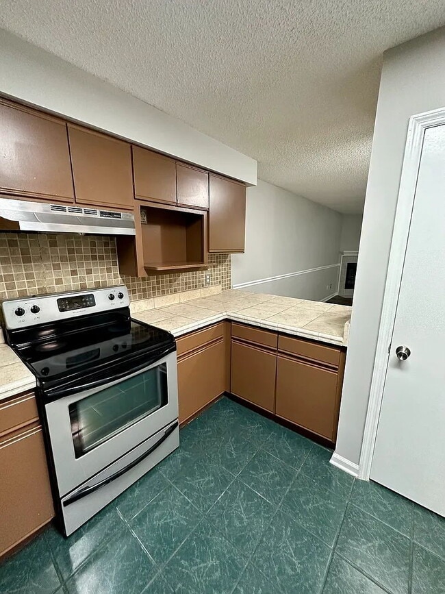 Building Photo - "Two story, 2 bedroom / 2.5 bathroom townhome near Hilaman Golf Course available for August move-...