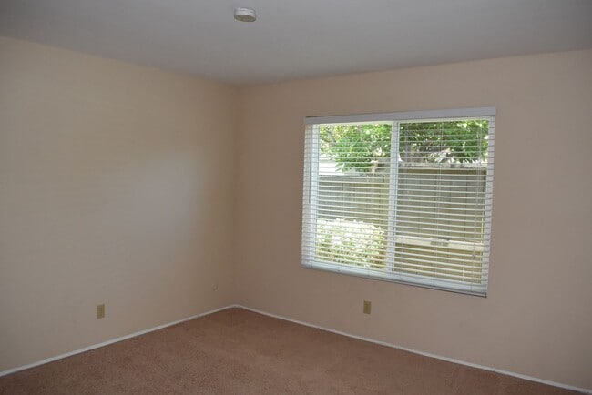 Building Photo - 3 Bedroom 2 Bath Single Story Home- Mesa V...
