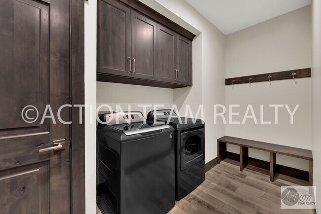 Building Photo - Beautiful Townhome in Huntsville