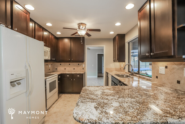 Building Photo - Spacious 3 Bedroom Home with Enclosed Pool