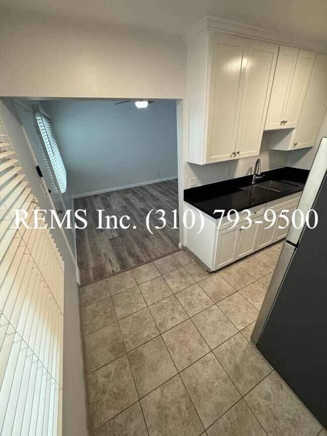 Building Photo - Remodeled 1 Bedroom Apartment in Hermosa B...