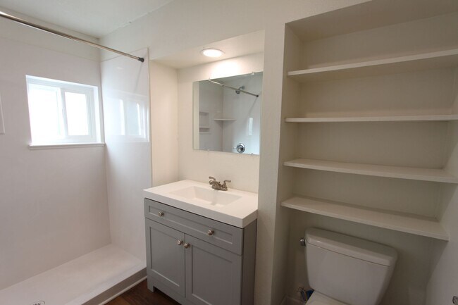 Building Photo - *LEASE PENDING $500 Move-In Special! Month to month lease Available.