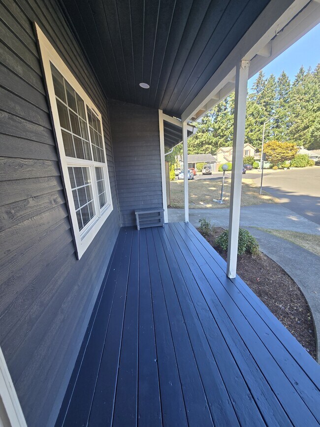 Building Photo - 581 Malibu Dr SE