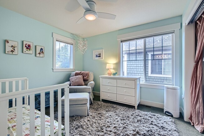 Building Photo - Long Realty & Property Management - Wonderfully Located Townhome in Great Neighborhood