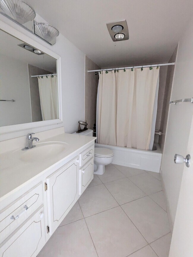 Building Photo - 222 Somerset L