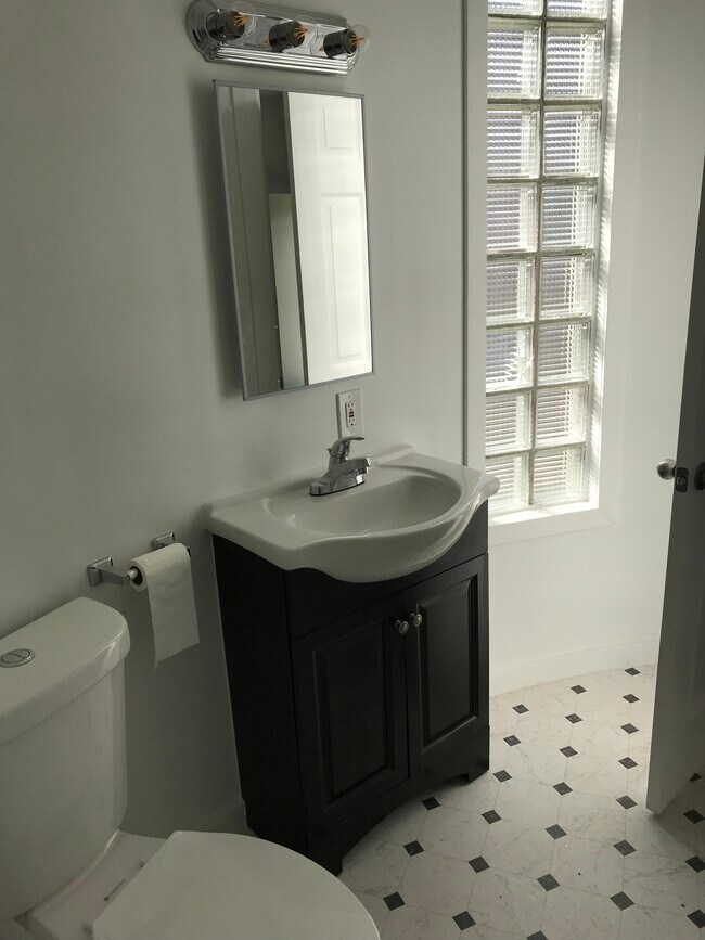 Building Photo - 14 Dell St