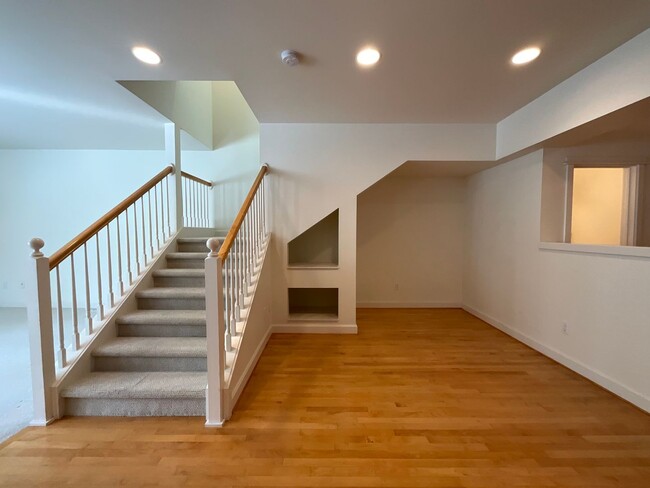 Building Photo - 2 Week Move In Special - Beautiful 2 Bedro...