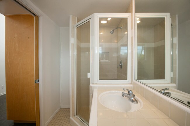 looking toward shower and out of bathroom - 3016 Ruskin St