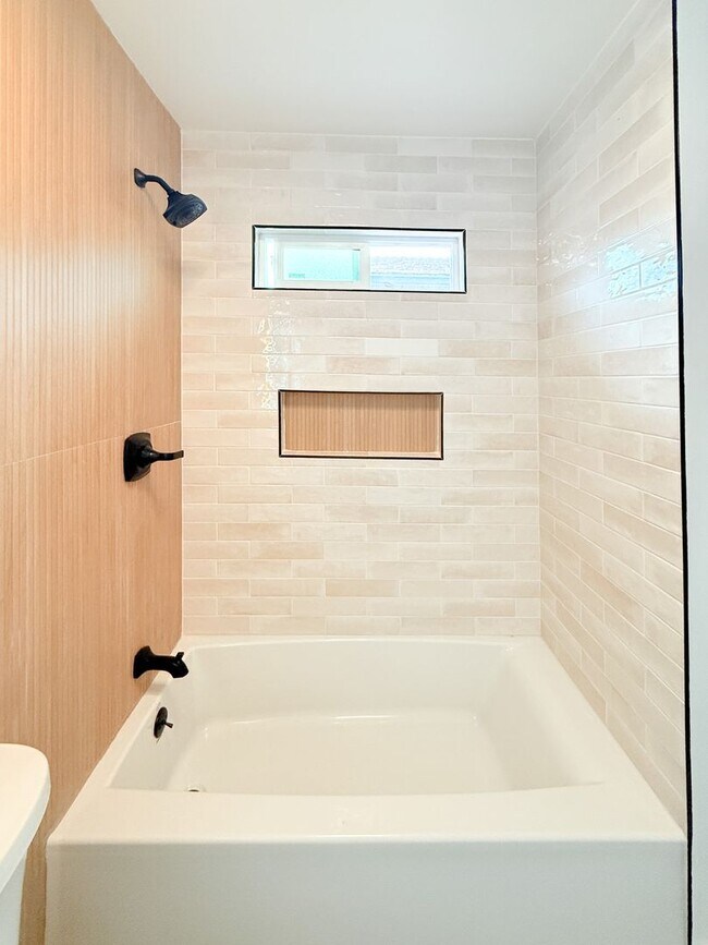 Building Photo - Modern 3-Bedroom Home with Private Yard in...