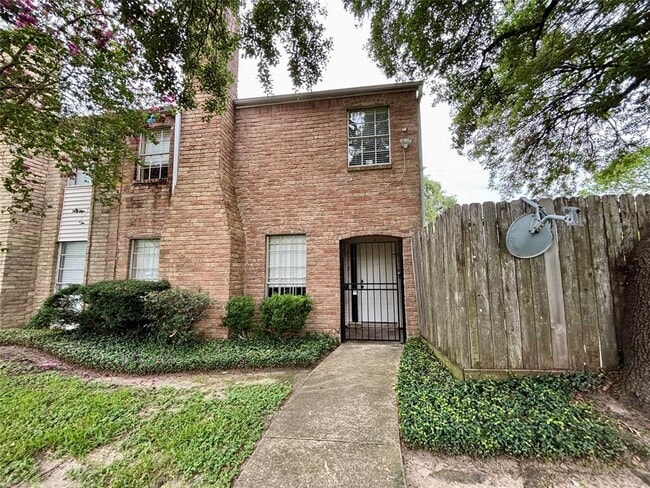 Primary Photo - 8712 Wilcrest Dr