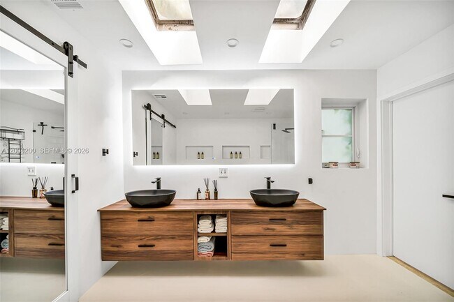 Building Photo - 1010 Placetas Ave