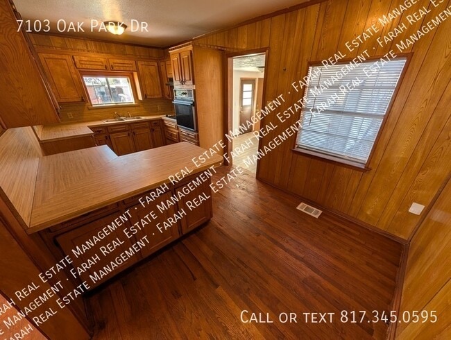 Building Photo - 7103 Oak Park Dr