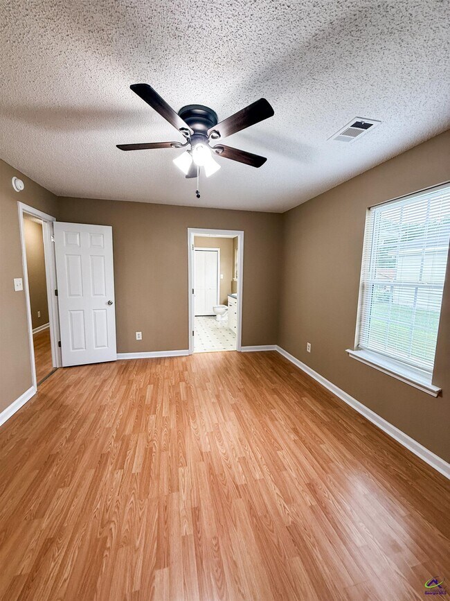 Building Photo - 304 Spring Creek Dr