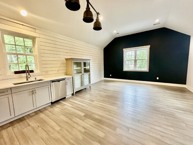Building Photo - Large Modern Loft Home in Downtown Bluffton!