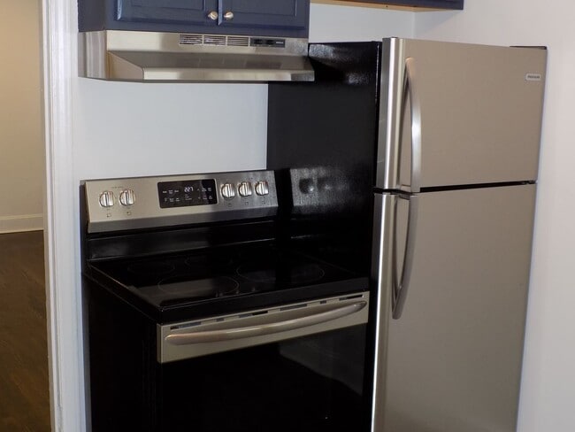 Building Photo - Charming Two Bedroom Duplex in Commonwealth Park!