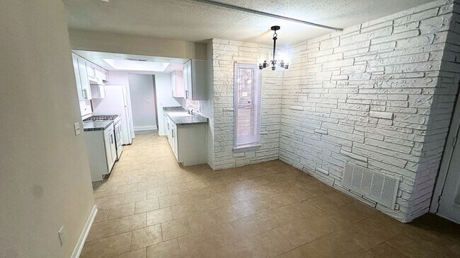 Building Photo - 3 Carriage Hill Cir