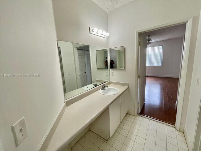 Building Photo - 6984 SW 39th St