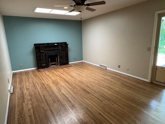 Building Photo - 4 Bedroom, 2 Bathroom Home near Louisiana & Osuna