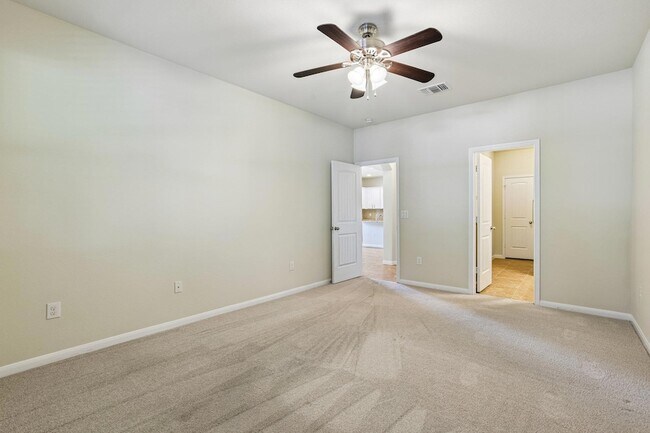 Building Photo - 711 Rolling Oak Dr