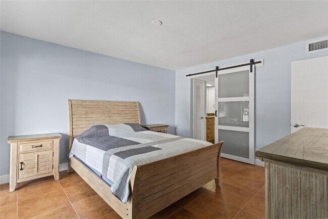 Building Photo - 2312 S Cypress Bend Dr