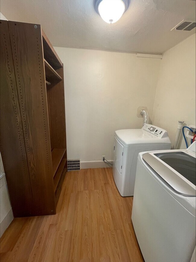 Building Photo - Private 2 Bedroom Cottage with Fenced Yard & In-Unit Laundry – Prime East Side Location!