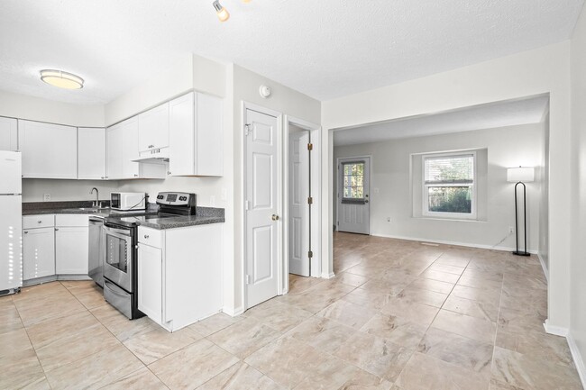 Building Photo - Reduced Rent for Any Lease Signed in Feb!! 8 Blocks to the Beach!!