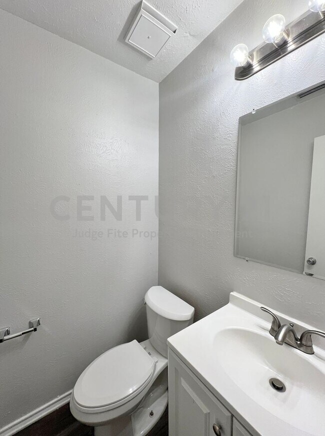 Building Photo - 1108 N Elm St
