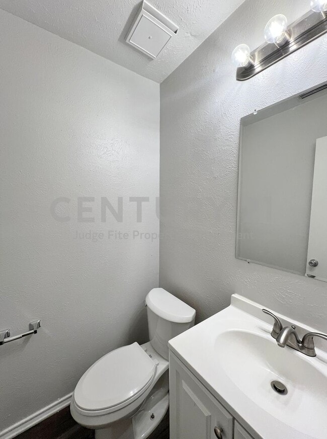 Building Photo - Spacious 2/1.5 in Denton Ready For Move-In!