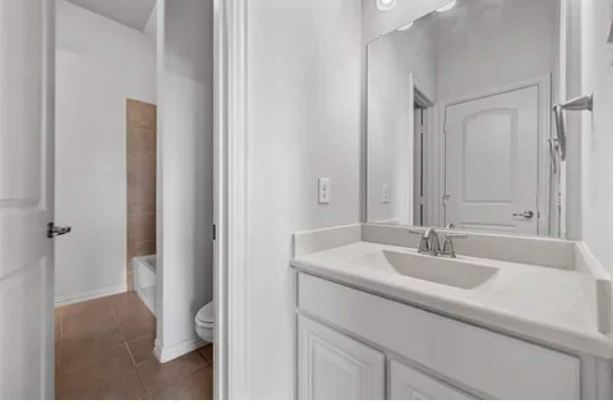 Building Photo - 1018 Ivy Charm Way