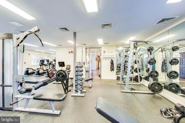 Building Photo - 4139 S Four Mile Run Dr