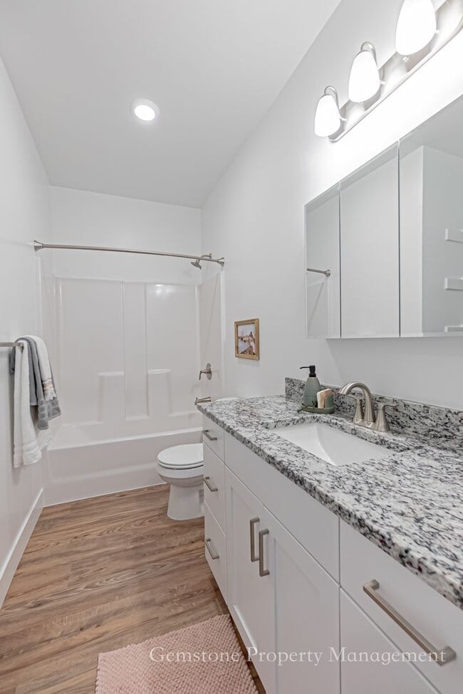 Building Photo - Darling 3 Bed 2.5 Bath Townhome located in Sugar City!