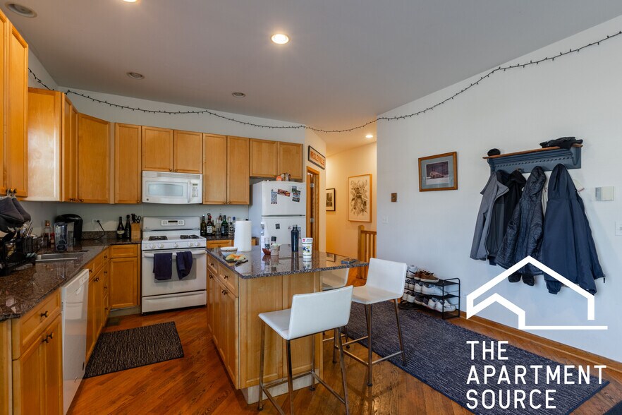 Building Photo - 2743 N Southport Ave