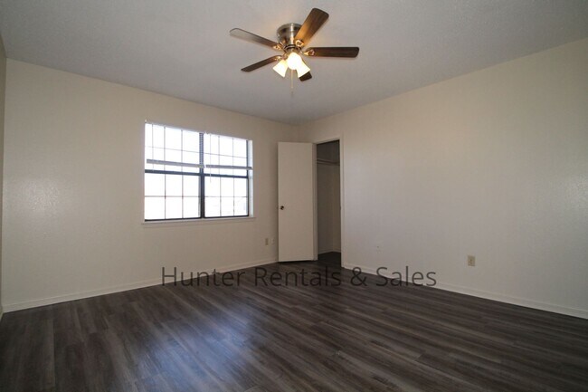 Building Photo - Rent Me Now!