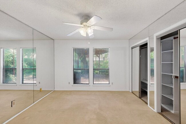 Building Photo - Spacious Townhome with Lake Views on a Pri...