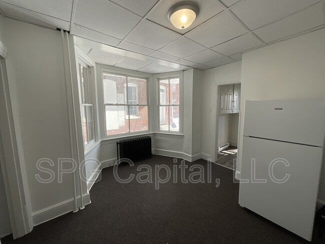 Building Photo - 928 W Princess St