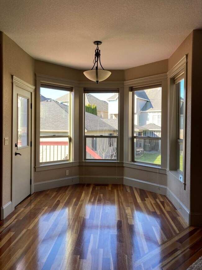 Building Photo - West Meadows Estate 2-Story Home in Salem