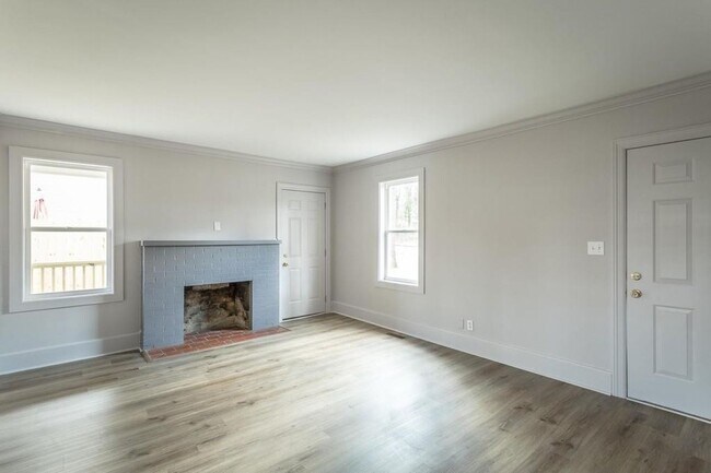 Building Photo - Three Bedroom One Bathroom House For Rent